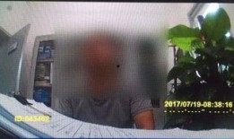 男子假装吃瓜群众